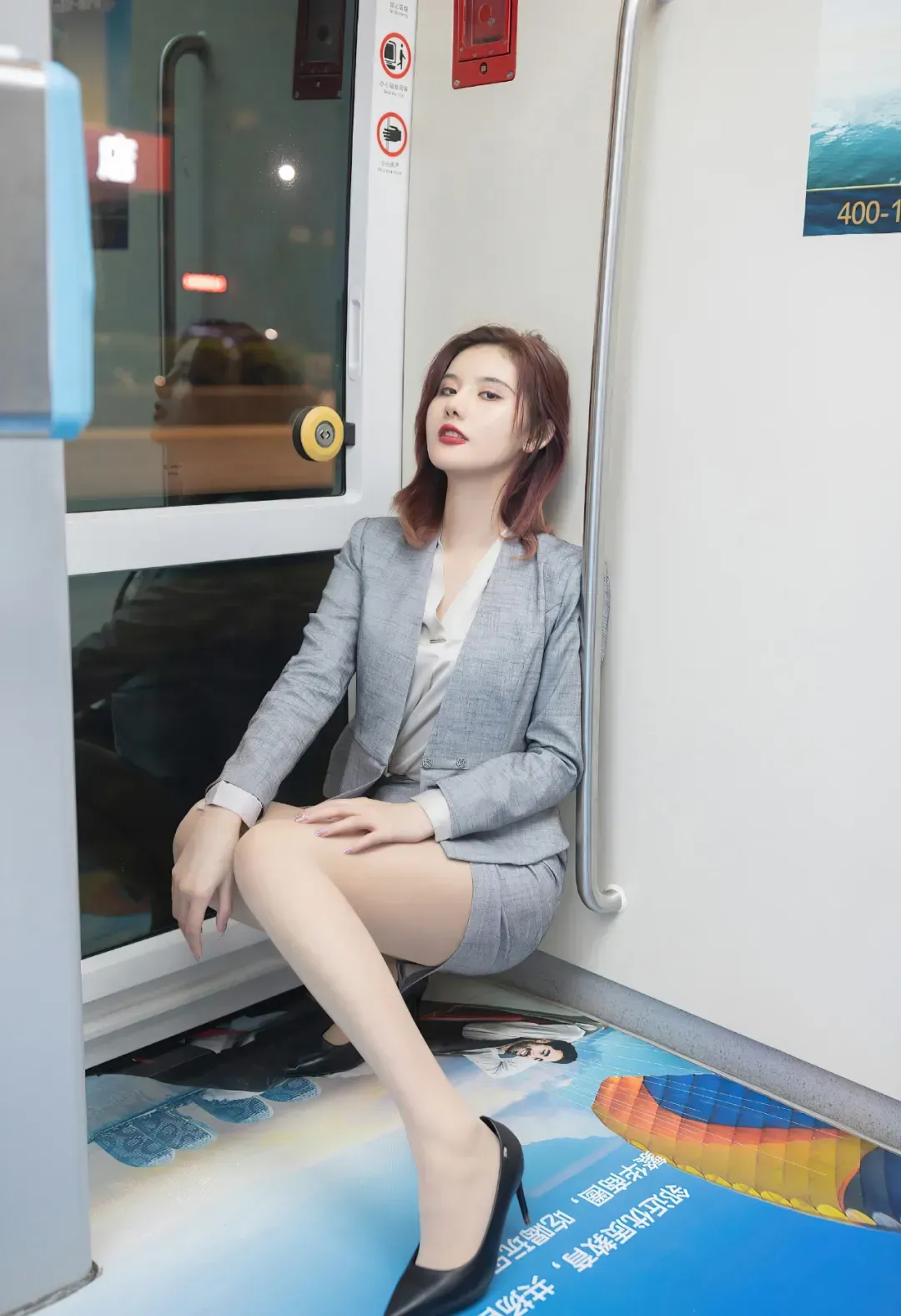 地铁上遇见一美女，让我心跳加速不止！  第2张