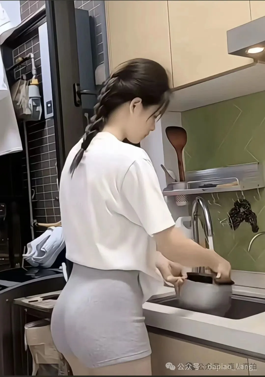 身材好颜值高的大漂亮顾家贤惠美女 第2张