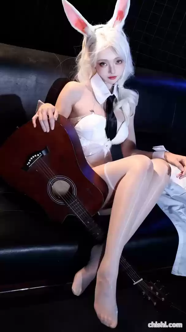 走路摇COS兔女郎，千娇百媚，俏皮可爱，真拿粉丝不当外人啊！ 第2张