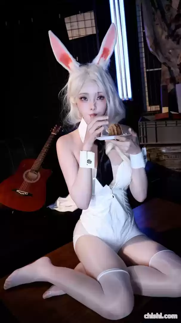 走路摇COS兔女郎，千娇百媚，俏皮可爱，真拿粉丝不当外人啊！ 第4张