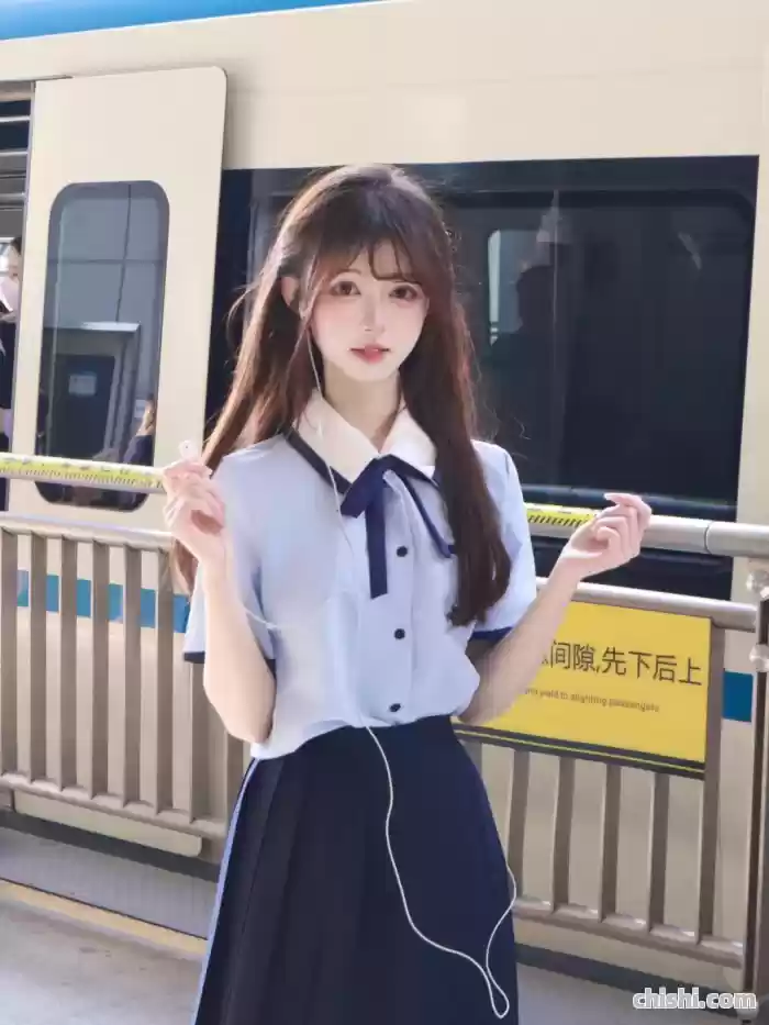 地铁站台惊现灵动少女，这8个拍照姿势绝了！ 第2张