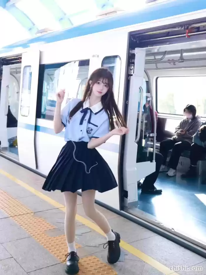 地铁站台惊现灵动少女，这8个拍照姿势绝了！ 第3张