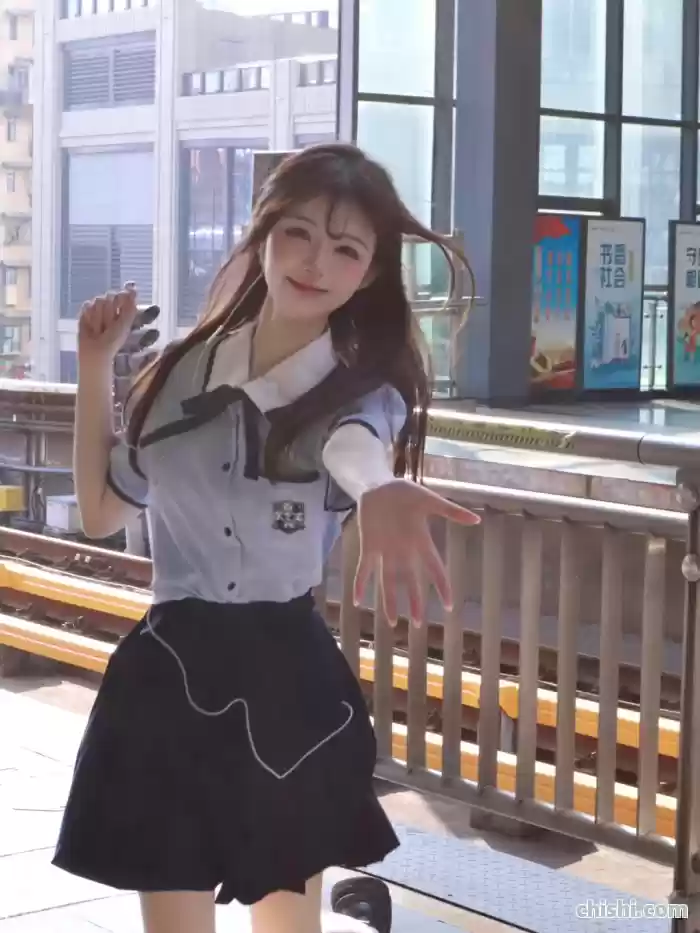 地铁站台惊现灵动少女，这8个拍照姿势绝了！ 第4张