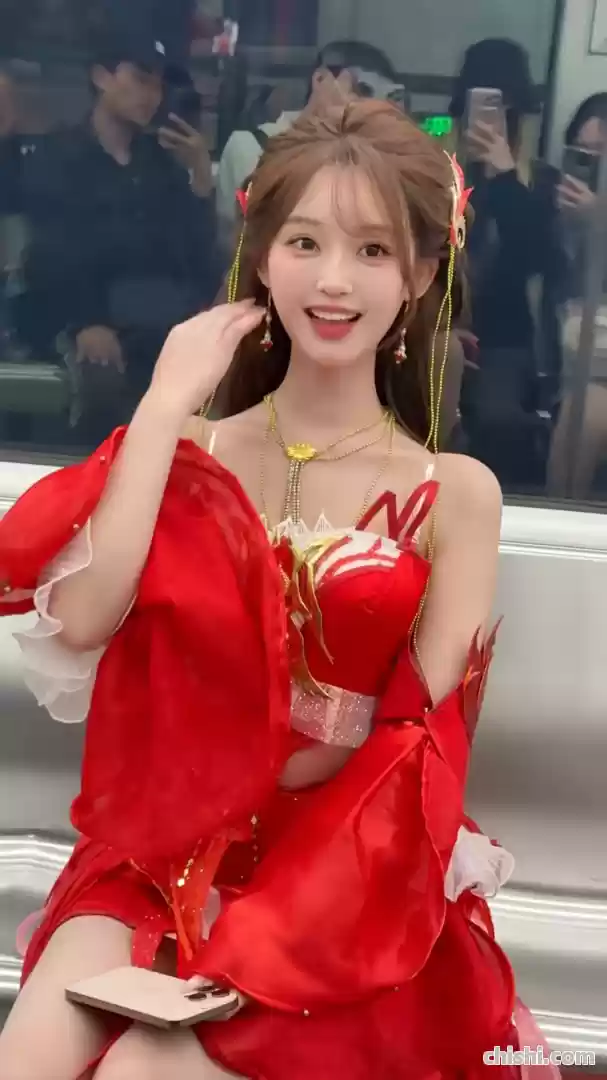 颜值COS，最美火灵儿现身地铁，仙气飘飘，石昊要沦陷了