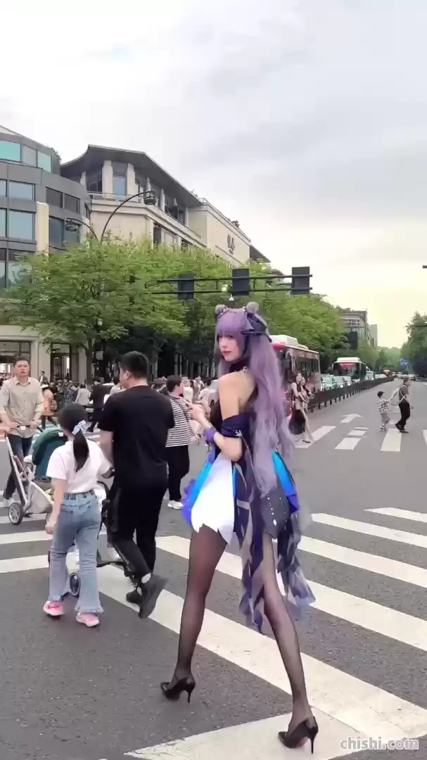 身高接近2米的小舞你抱得动吗？地铁出现巨型COS，注意力全在coser腿子上了