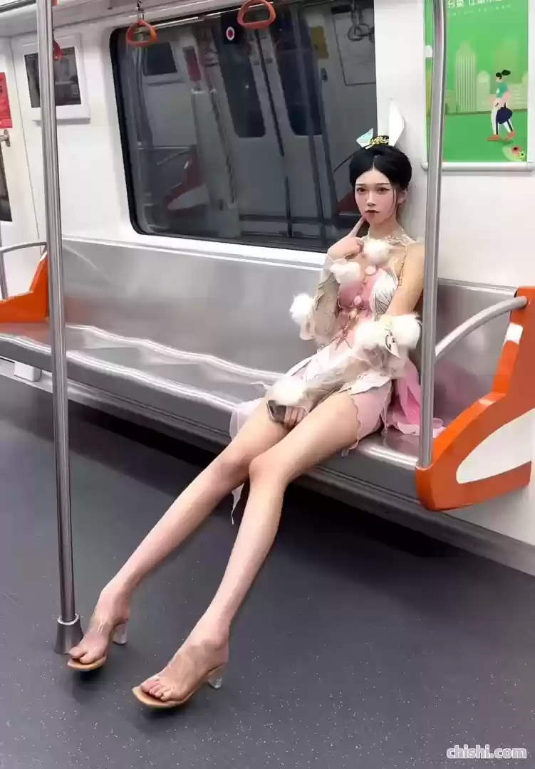 身高接近2米的小舞你抱得动吗？地铁出现巨型COS，注意力全在coser腿子上了 第4张
