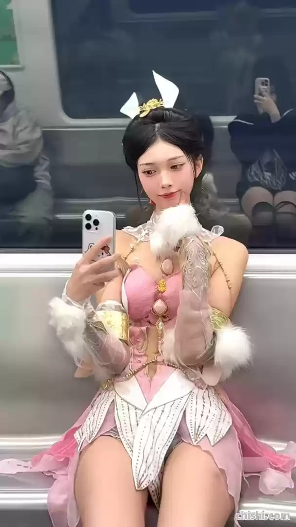 身高接近2米的小舞你抱得动吗？地铁出现巨型COS，注意力全在coser腿子上了 第5张