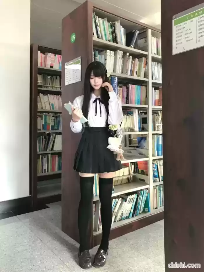 颜值COS，图书馆里的JK少女，都没心思看书了 第2张