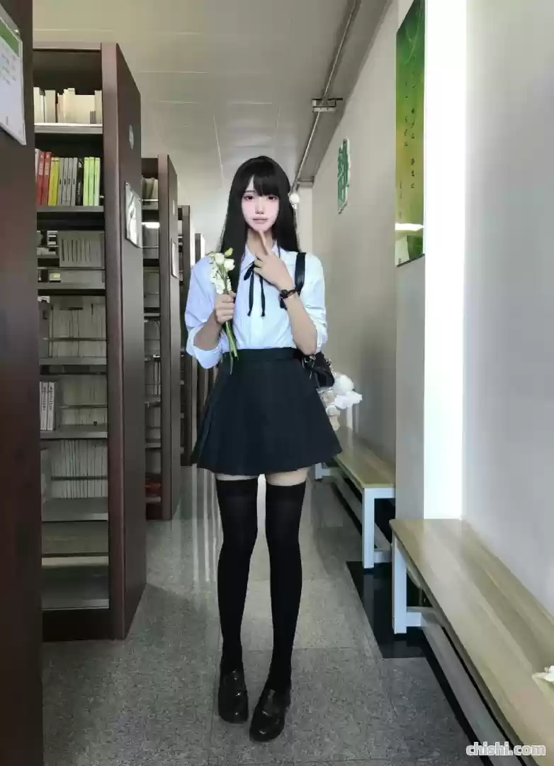 颜值COS，图书馆里的JK少女，都没心思看书了 第3张