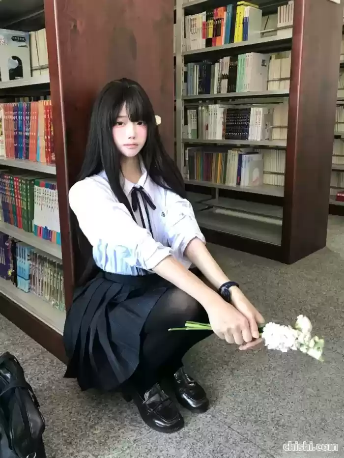 颜值COS，图书馆里的JK少女，都没心思看书了 第4张