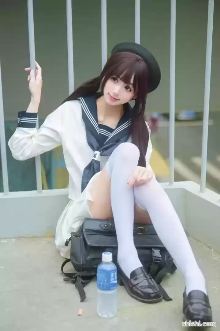 天桥偶遇JK学妹cos，白色绝对领域真的太迷人了！