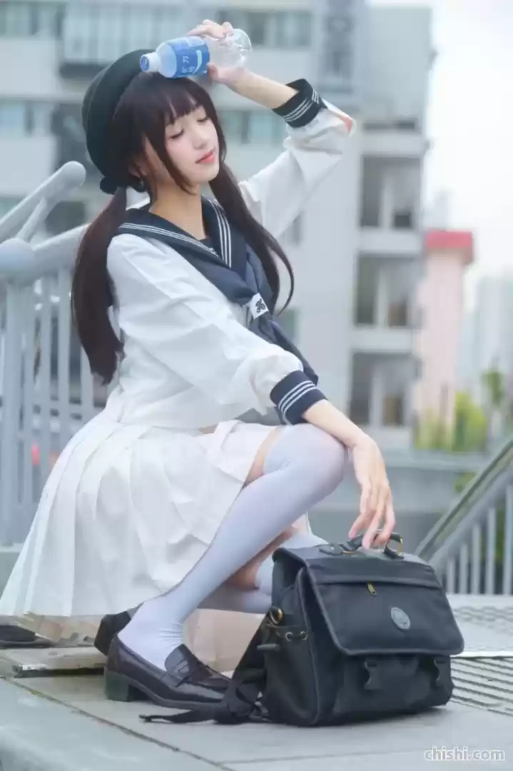 天桥偶遇JK学妹cos，白色绝对领域真的太迷人了！ 第2张