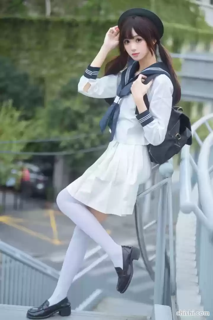 天桥偶遇JK学妹cos，白色绝对领域真的太迷人了！ 第3张