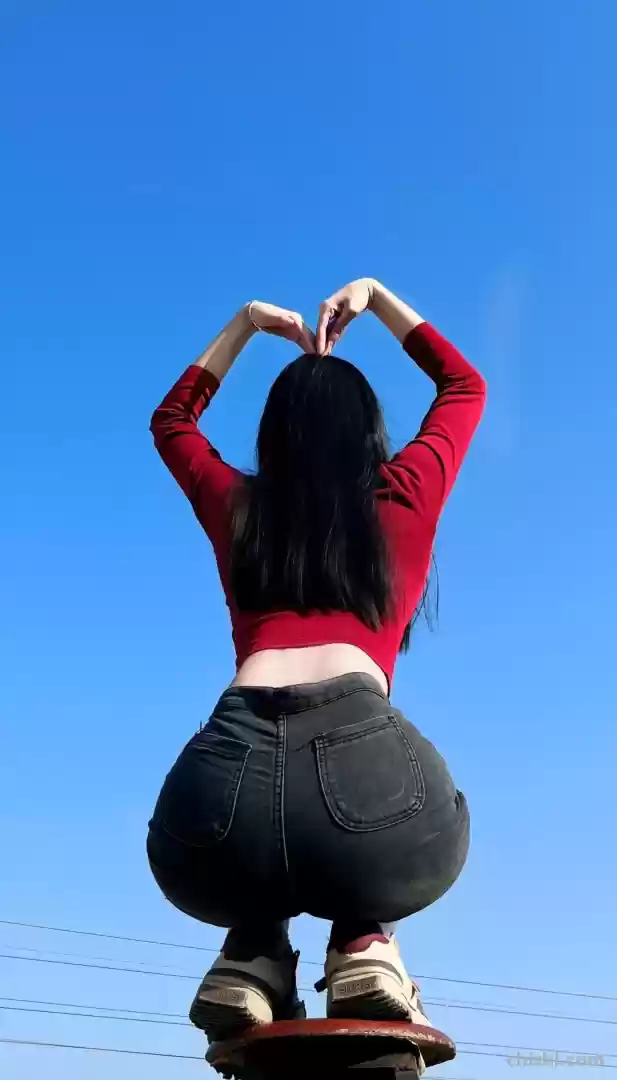 天空拍照壁纸，这长腿谁不迷糊啊？