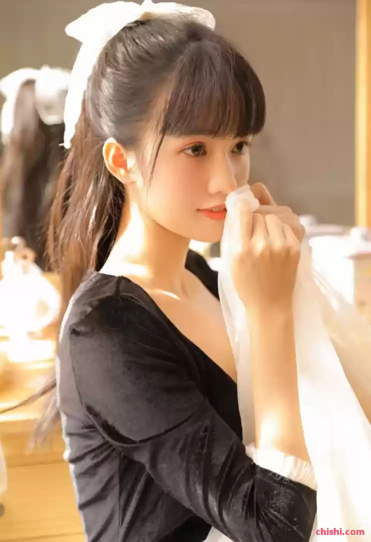 清纯俏皮软妹居家慵懒风写真，看到她粉嫩的肌肤，我心动了！