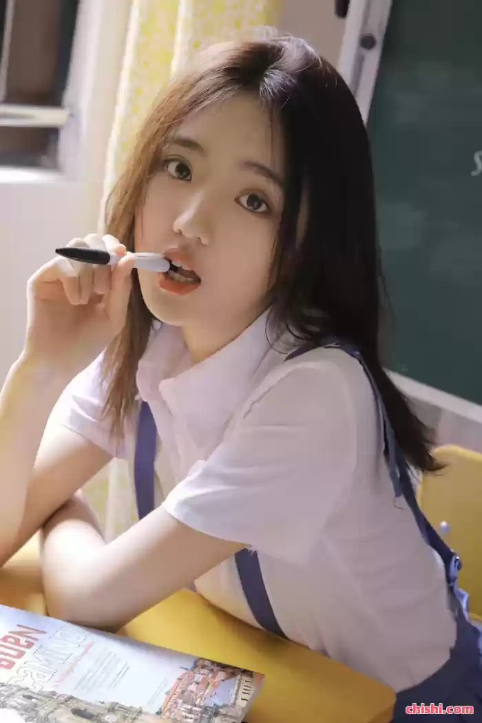 穿校服的青涩学妹，又纯又欲，哪个男生不心动？